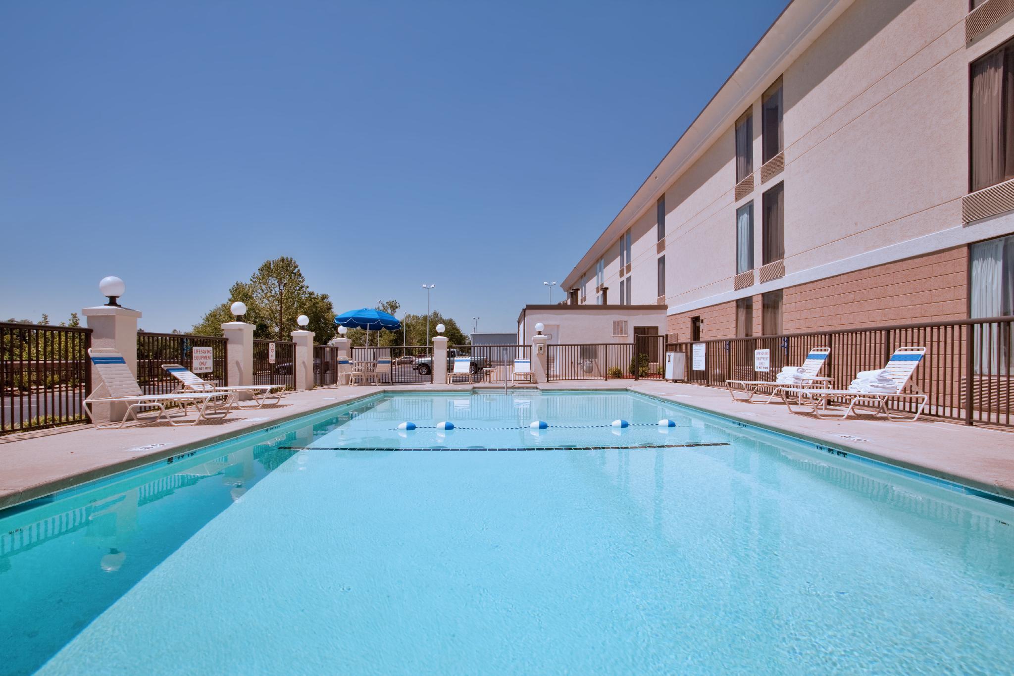 Holiday Inn Express Danville By Ihg Buitenkant foto