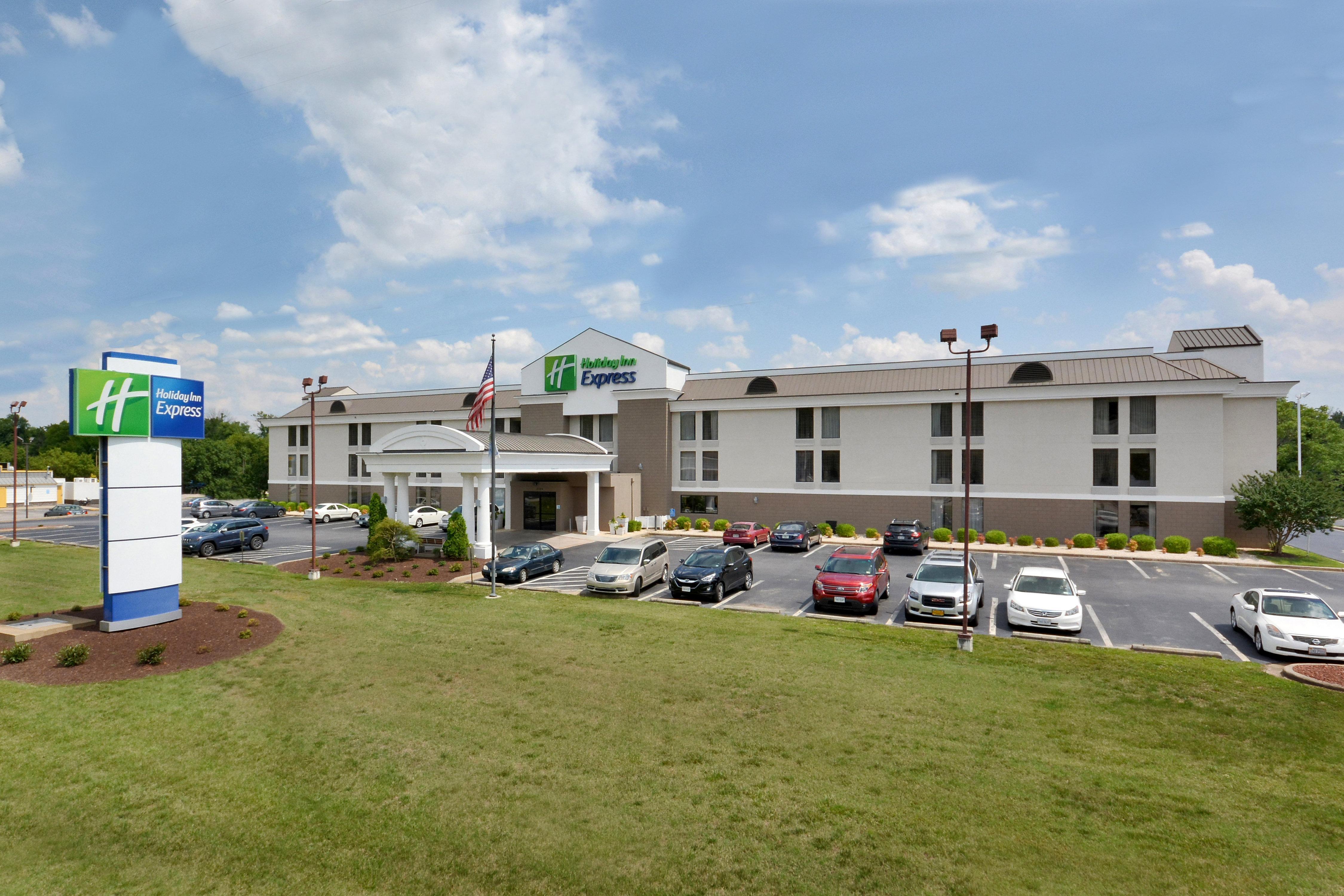 Holiday Inn Express Danville By Ihg Buitenkant foto