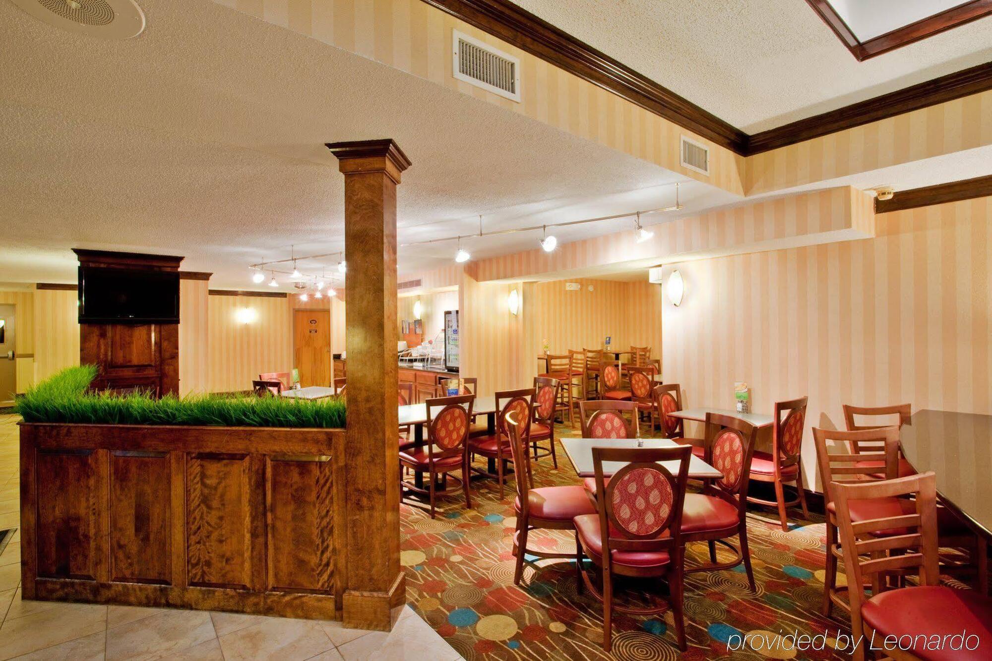 Holiday Inn Express Danville By Ihg Buitenkant foto